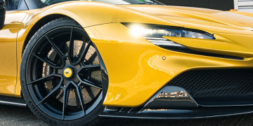 SF90 Stradale: El primer híbrido enchufable de Ferrari y una revolución de los supercoches Logo