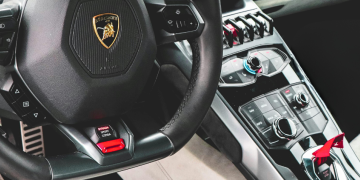 De la fibra de carbono al Alcantara: el arte del interior de los superdeportivos Logo